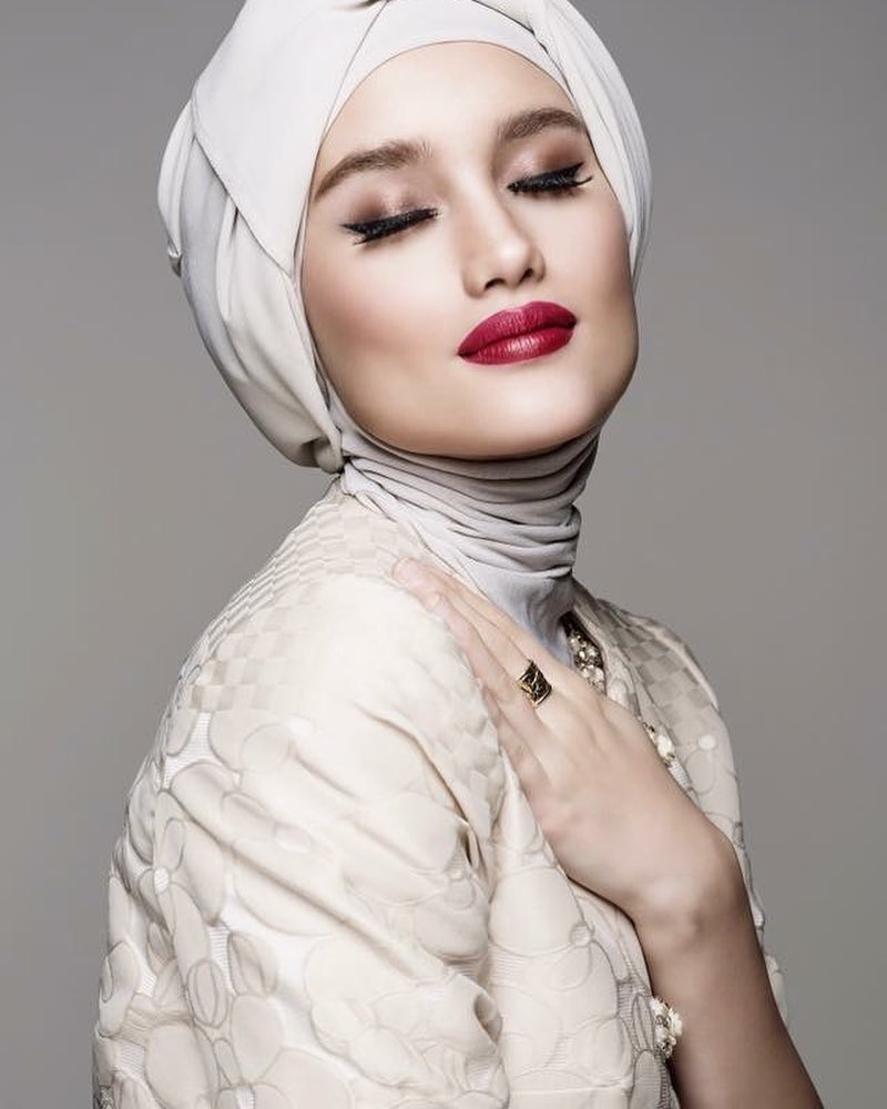 Ini 3 potret Cinta Laura kenakan hijab, bikin pangling