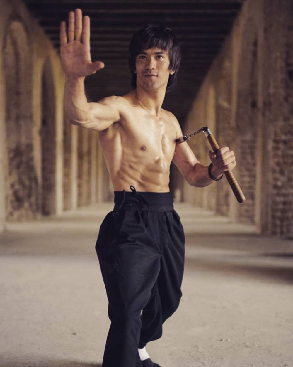 10 Potret Abbas Alizada, cowok yang disebut titisan Bruce Lee