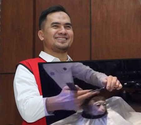 6 Editan foto seleb merawat kera ala warganet, bikin tepuk jidat