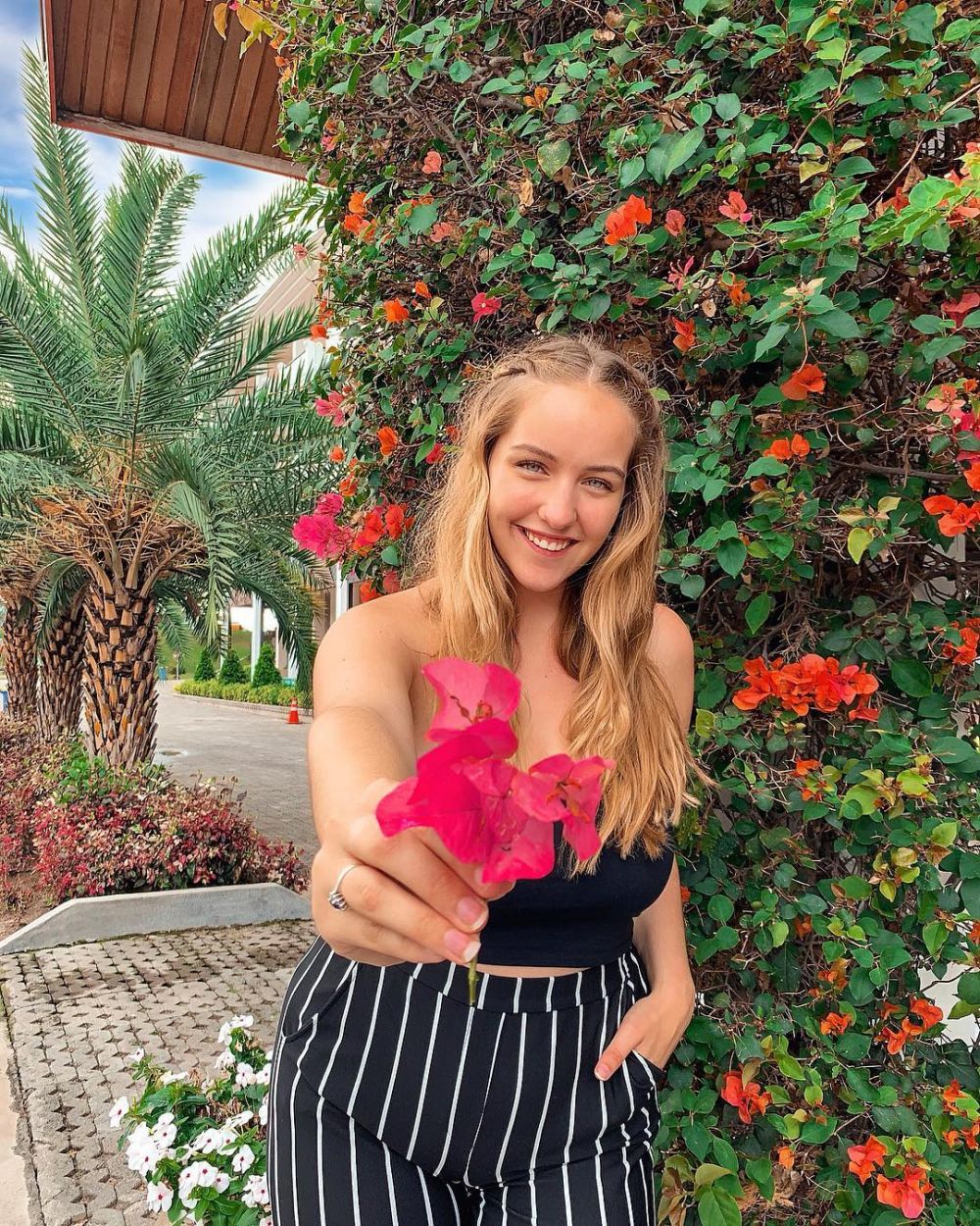 10 Pesona Joann Herik, sepupu Gigi Hadid yang bertubuh sintal