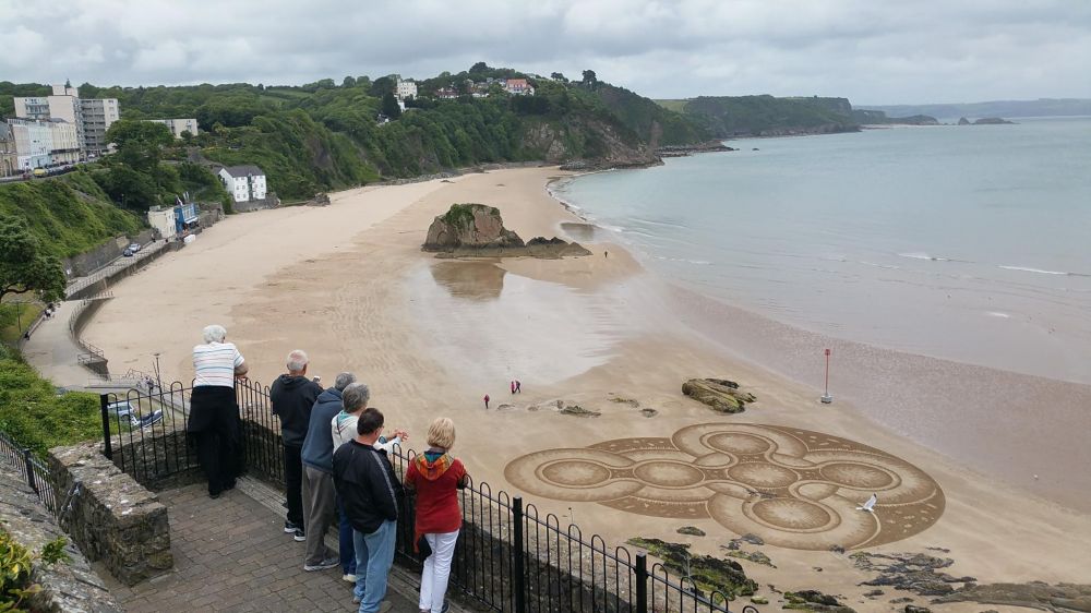 12 Lukisan di atas pasir pantai ini detailnya menakjubkan