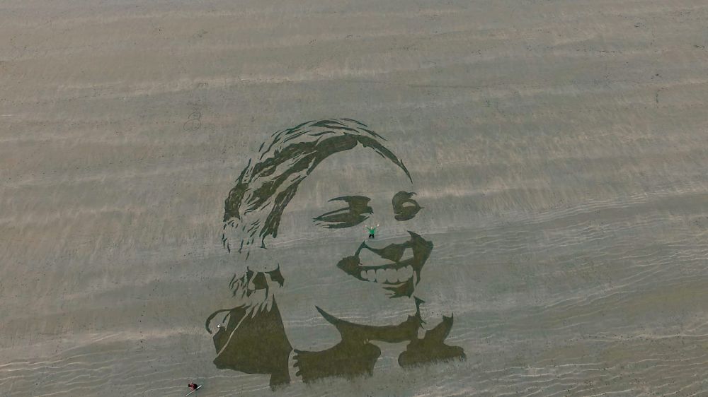12 Lukisan di atas pasir pantai ini detailnya menakjubkan