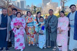 7 Foto Via Vallen sekeluarga di Jepang, pertama kali lihat salju