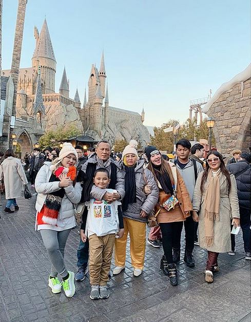 7 Foto Via Vallen sekeluarga di Jepang, pertama kali lihat salju