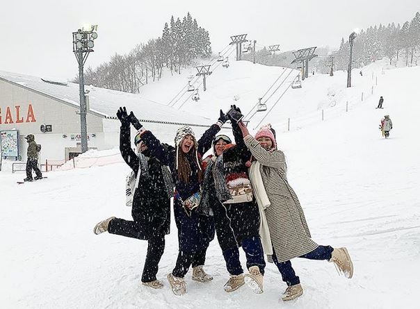 7 Foto Via Vallen sekeluarga di Jepang, pertama kali lihat salju