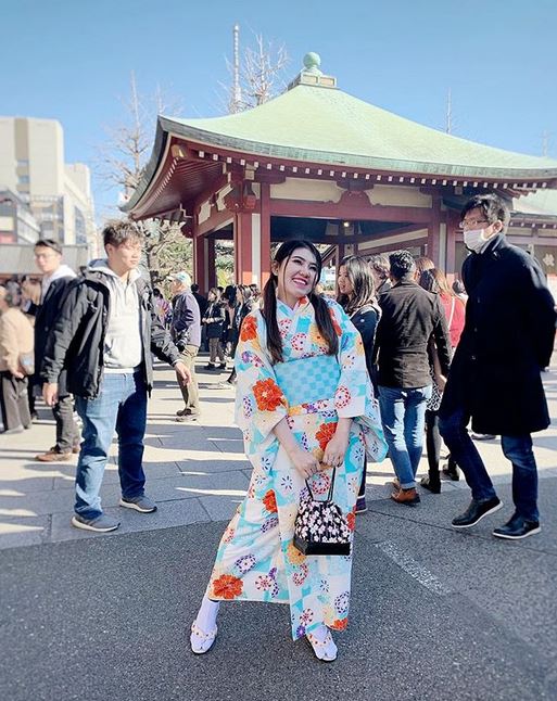 7 Foto Via Vallen sekeluarga di Jepang, pertama kali lihat salju