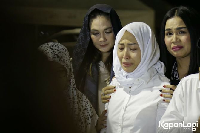 13 Potret persahabatan Luna Maya & Ayu Dewi, friendship goals