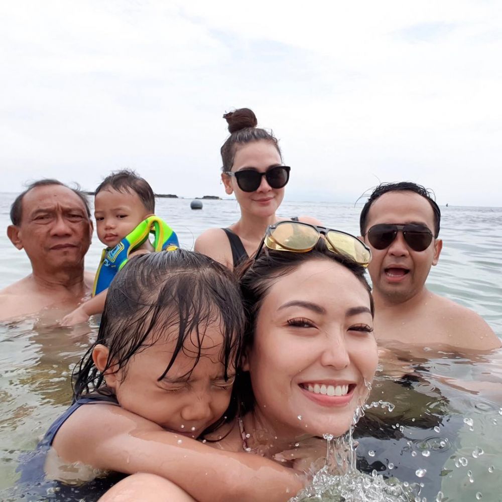 13 Potret persahabatan Luna Maya & Ayu Dewi, friendship goals