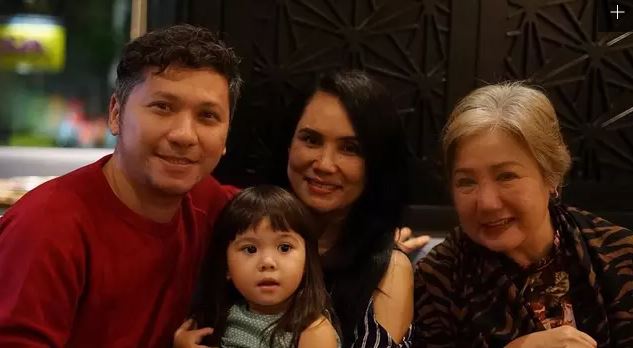 Jarang terekspos, ini 6 potret ibu kandung Gading Marten