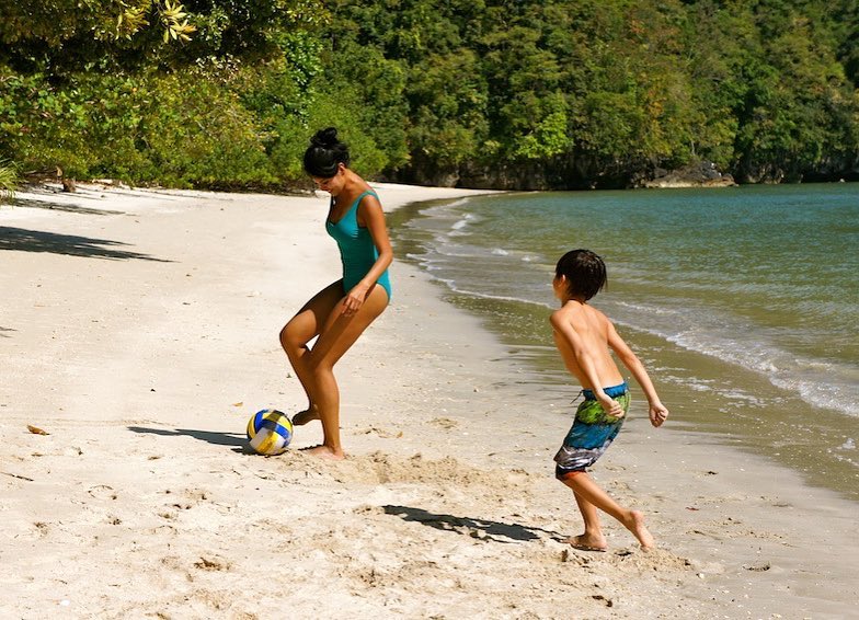 Jarang terekspos, ini 10 potret anak Farah Quinn yang tampan