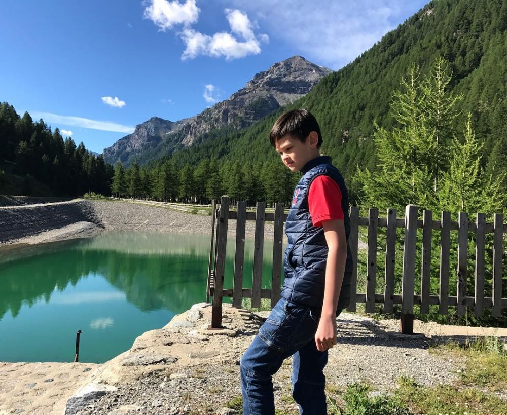 Jarang terekspos, ini 10 potret anak Farah Quinn yang tampan