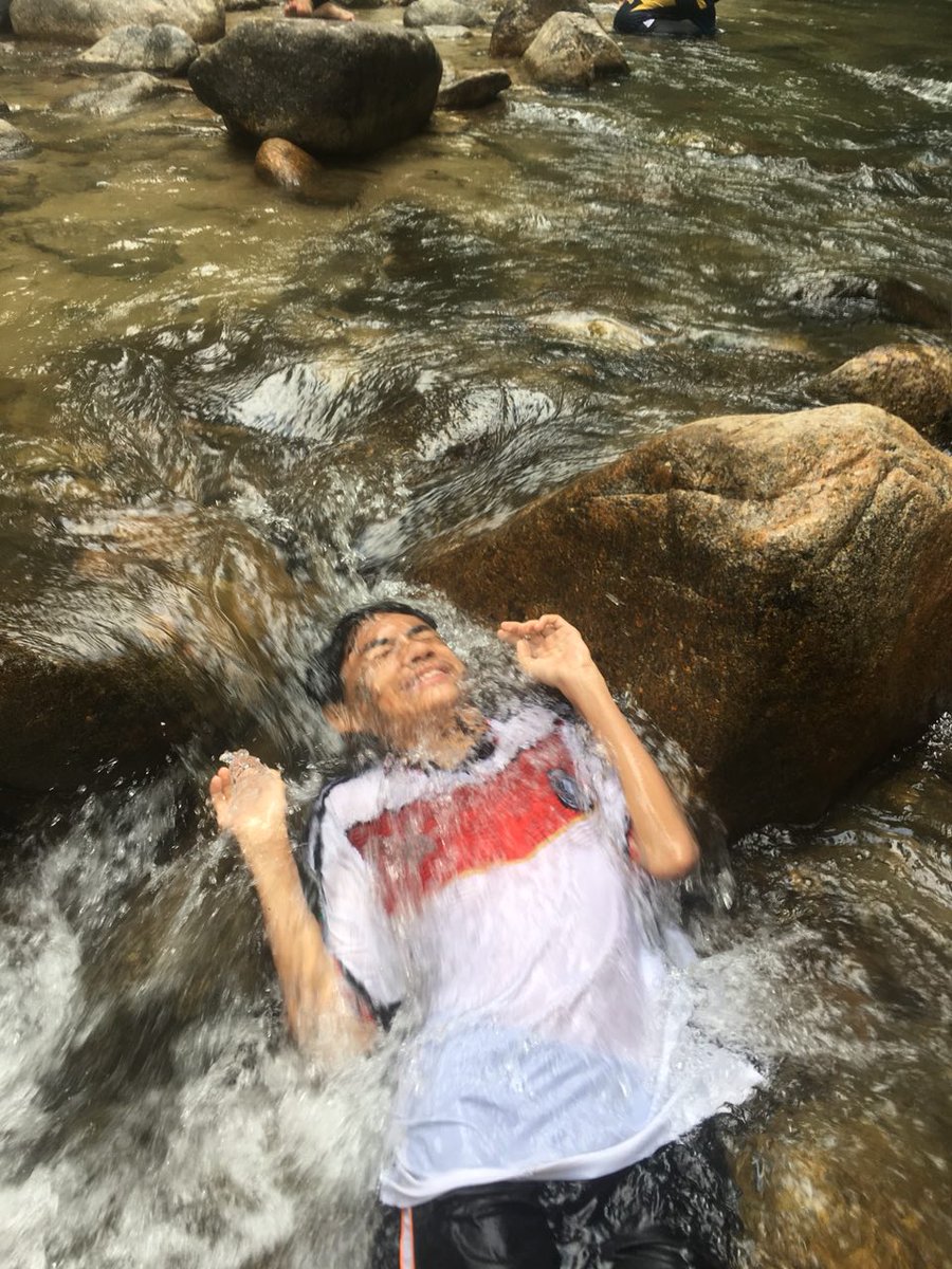 Seleb cantik ini challenge selfie di sungai, guyonan netizen kocak