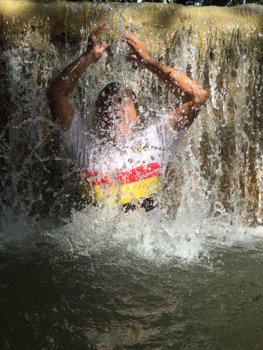 Seleb cantik ini challenge selfie di sungai, guyonan netizen kocak