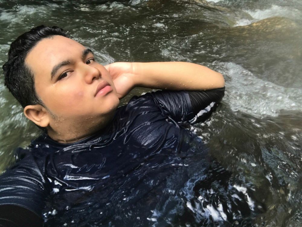 Seleb cantik ini challenge selfie di sungai, guyonan netizen kocak