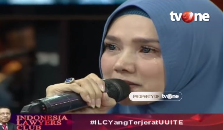 5 Momen Mulan Jameela menangis kenang Ahmad Dhani di penjara