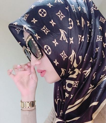 6 Gaya Reva Alexa dalam balutan hijab, makin memesona