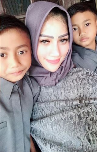 6 Gaya Reva Alexa dalam balutan hijab, makin memesona