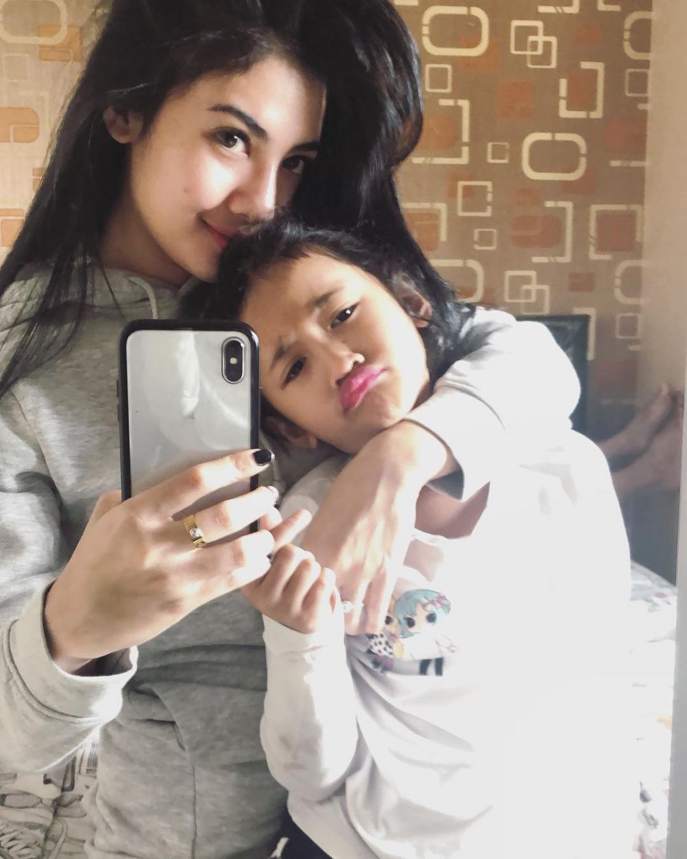 10 Potret Della Perez asuh anak semata wayangnya, telaten banget