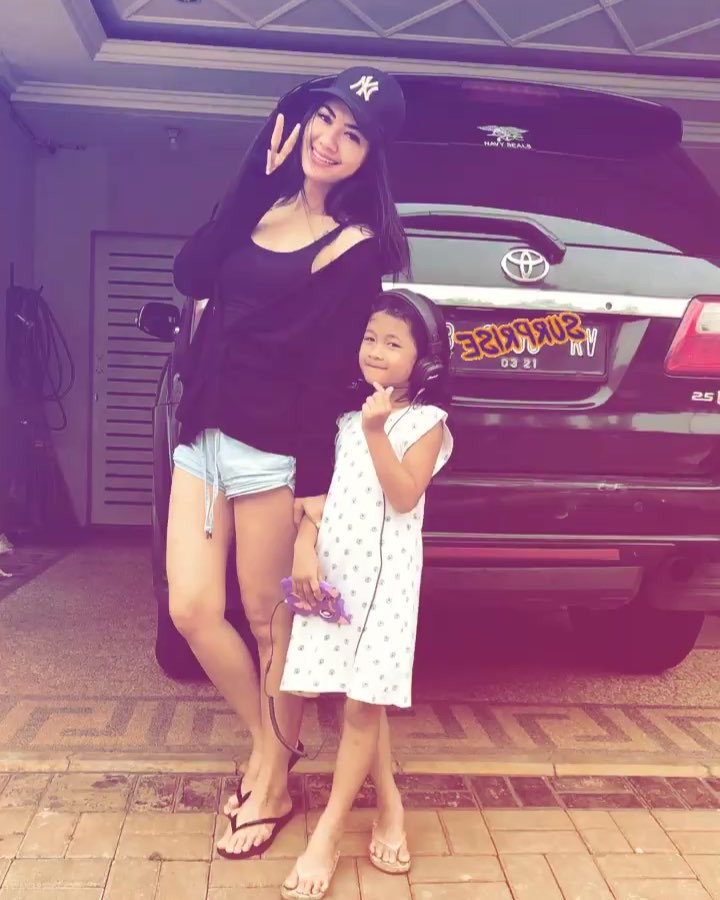 10 Potret Della Perez asuh anak semata wayangnya, telaten banget