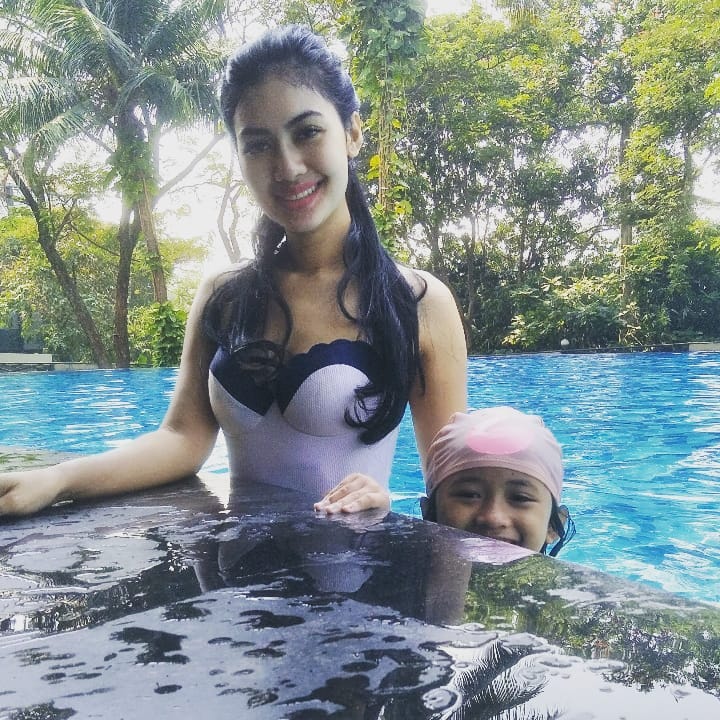 10 Potret Della Perez asuh anak semata wayangnya, telaten banget