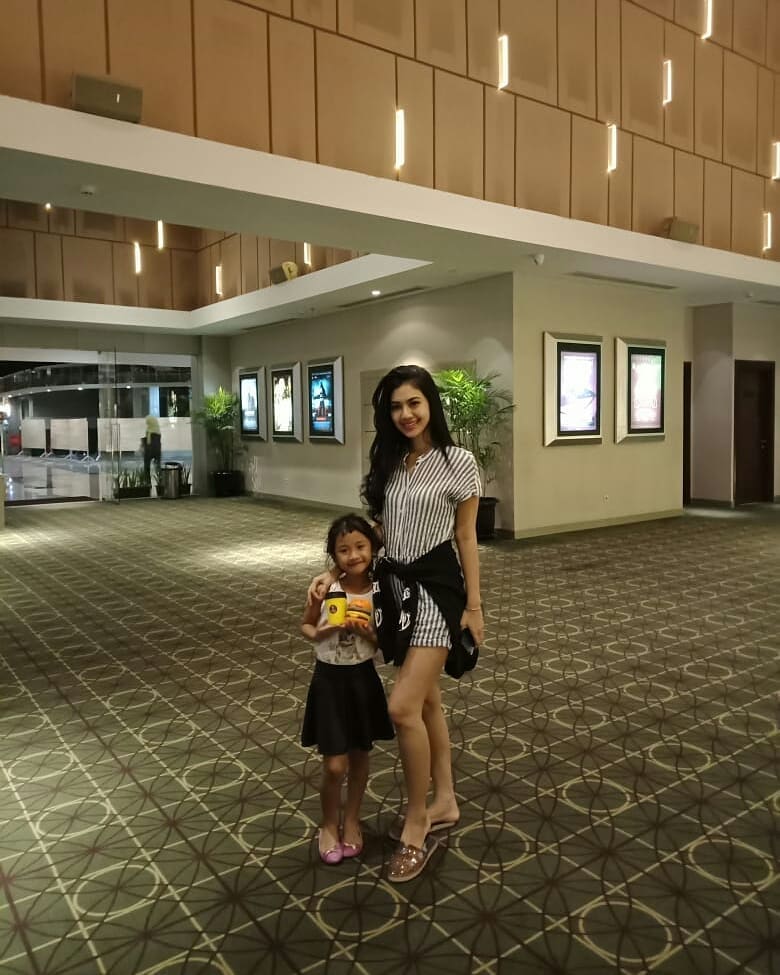 10 Potret Della Perez asuh anak semata wayangnya, telaten banget