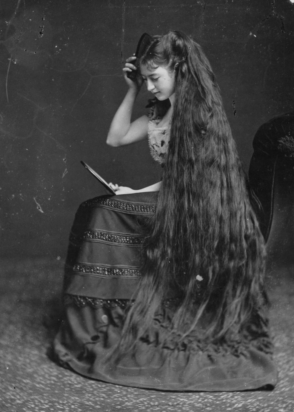 14 Potret rambut panjang cewek tahun 1800-an, tak pernah potong