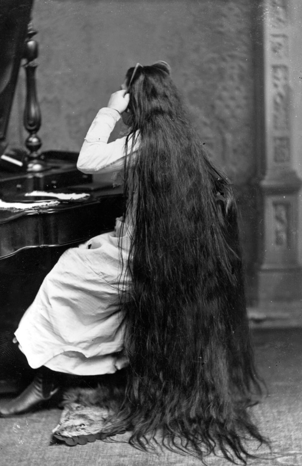 14 Potret Rambut Panjang Cewek Tahun 1800 An Tak Pernah Potong