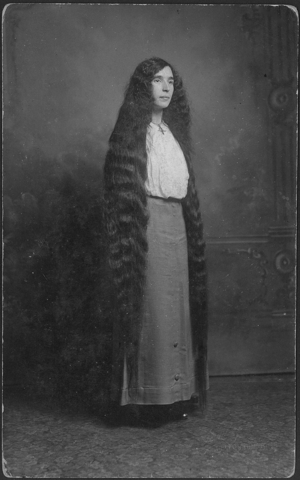 14 Potret rambut panjang cewek tahun 1800-an, tak pernah potong