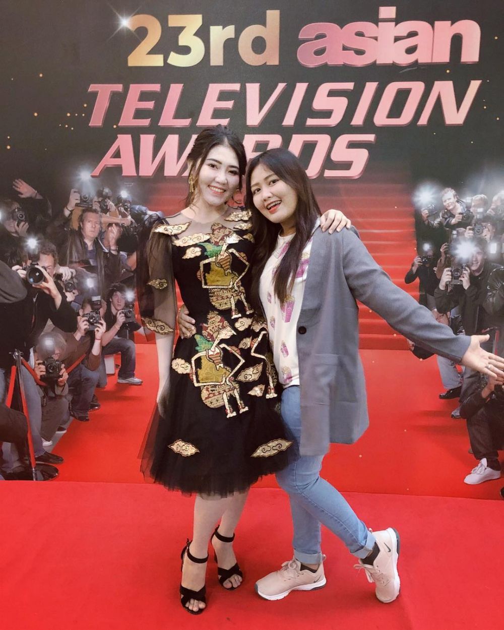 10 Potret kedekatan Via Vallen dan adiknya, bak saudara kembar