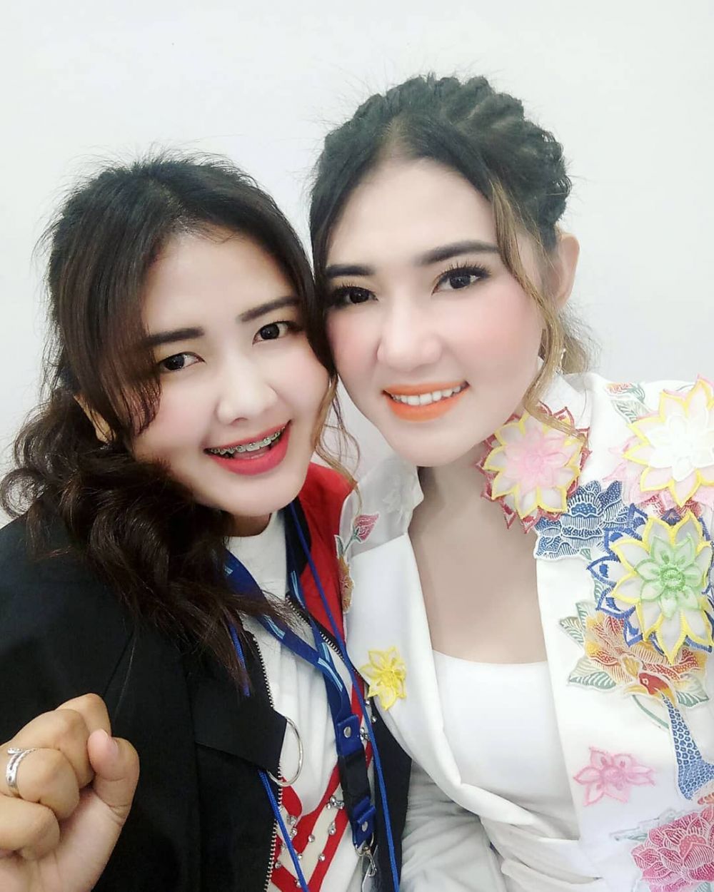 10 Potret kedekatan Via Vallen dan adiknya, bak saudara kembar