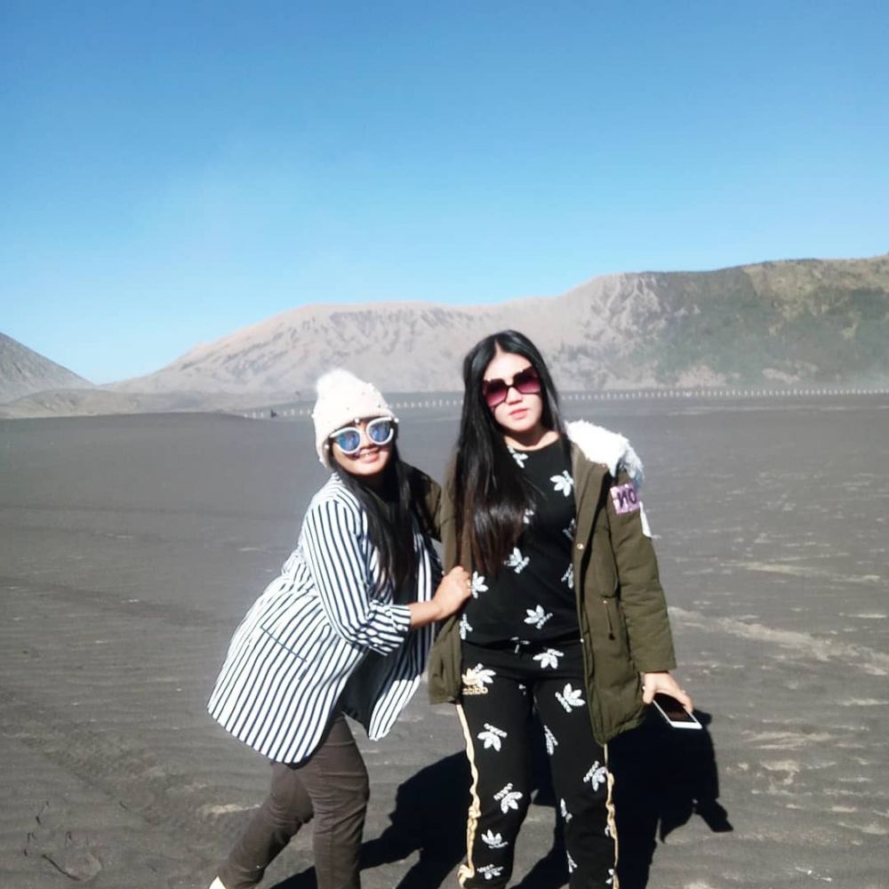 10 Potret kedekatan Via Vallen dan adiknya, bak saudara kembar