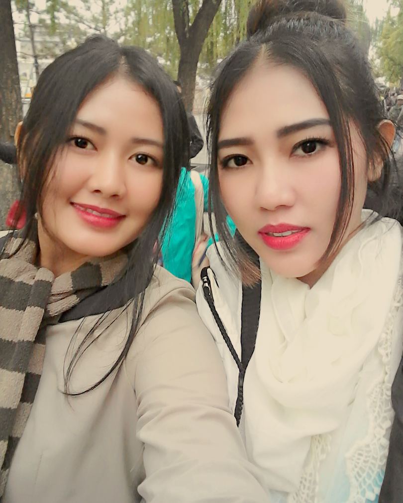 10 Potret kedekatan Via Vallen dan adiknya, bak saudara kembar