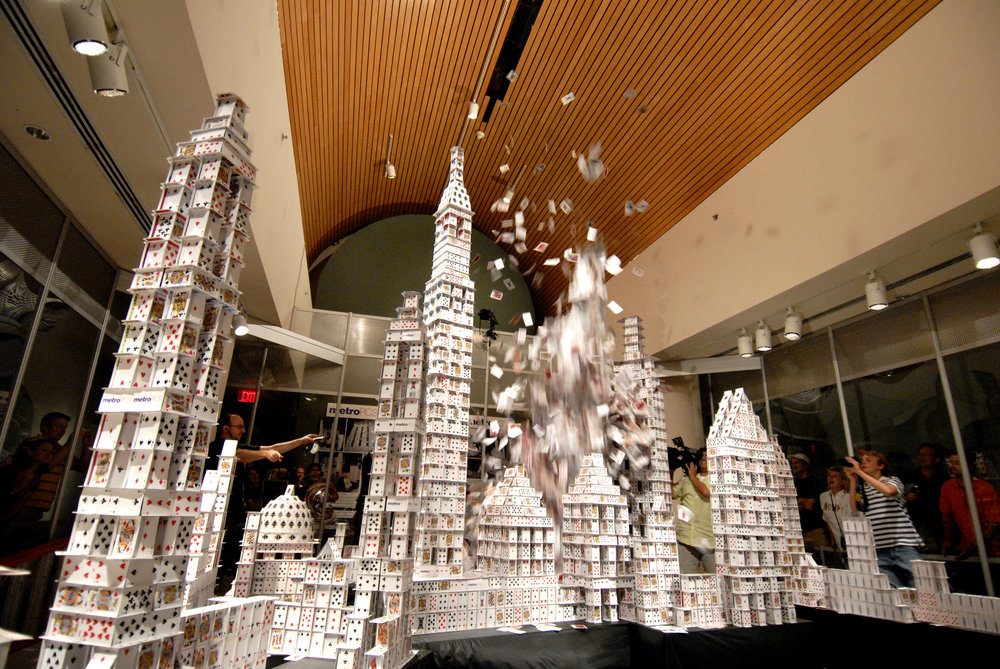 10 Miniatur bangunan dari kartu remi ini dibuat tanpa lem, wow!