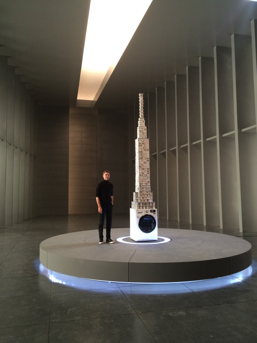 10 Miniatur bangunan dari kartu remi ini dibuat tanpa lem, wow!