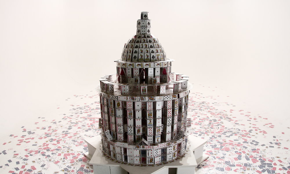 10 Miniatur bangunan dari kartu remi ini dibuat tanpa lem, wow!