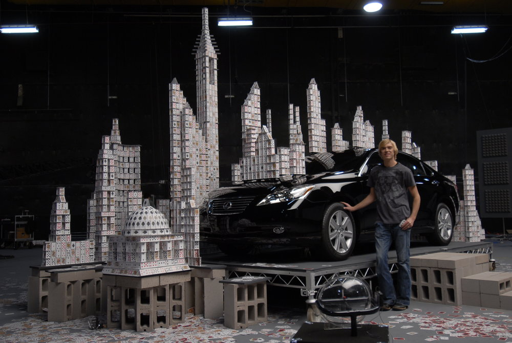 10 Miniatur bangunan dari kartu remi ini dibuat tanpa lem, wow!