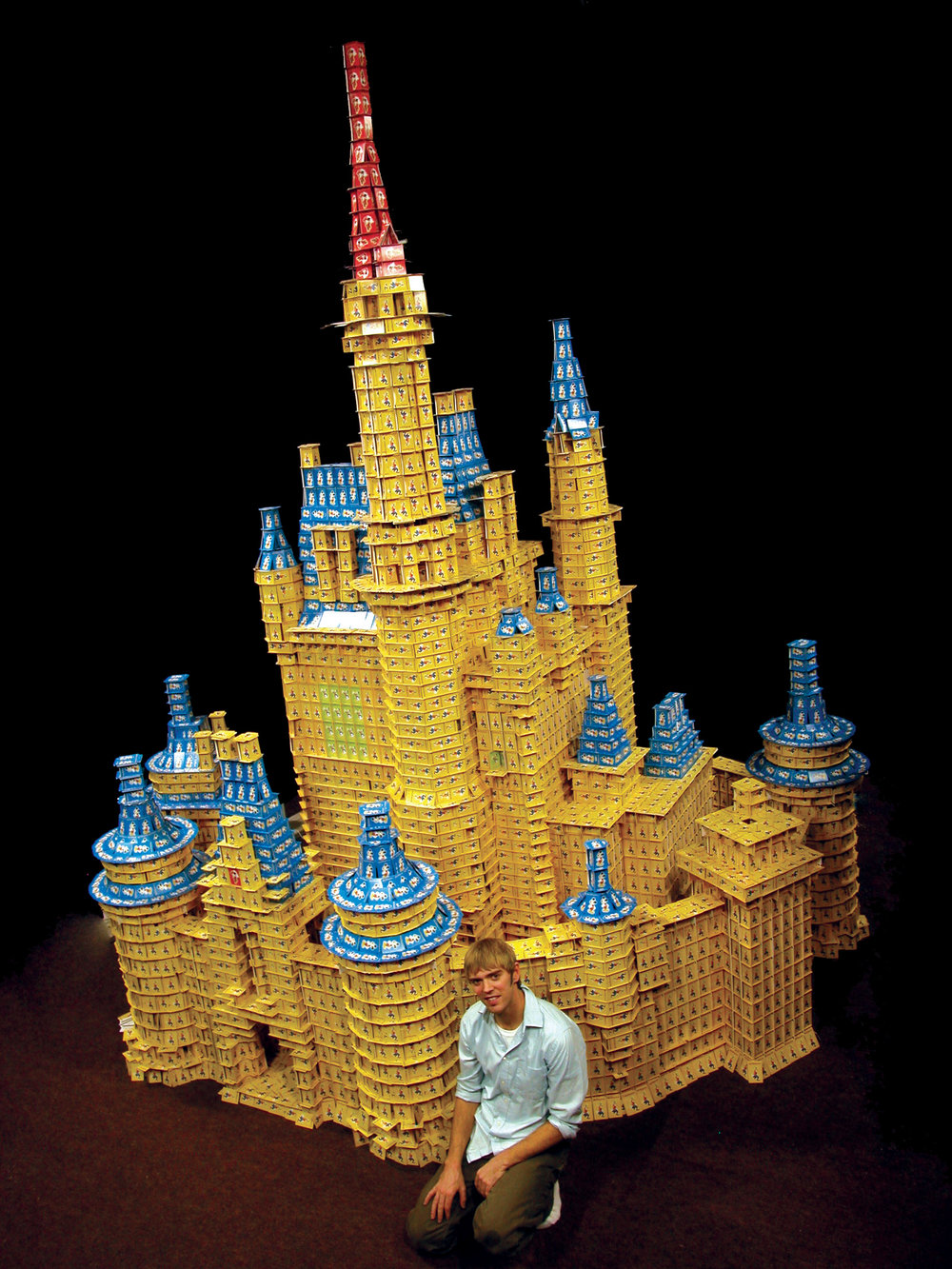 10 Miniatur bangunan dari kartu remi ini dibuat tanpa lem, wow!