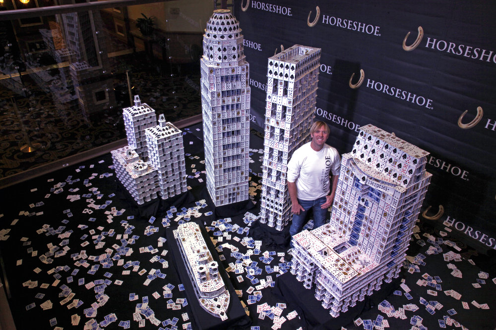 10 Miniatur bangunan dari kartu remi ini dibuat tanpa lem, wow!