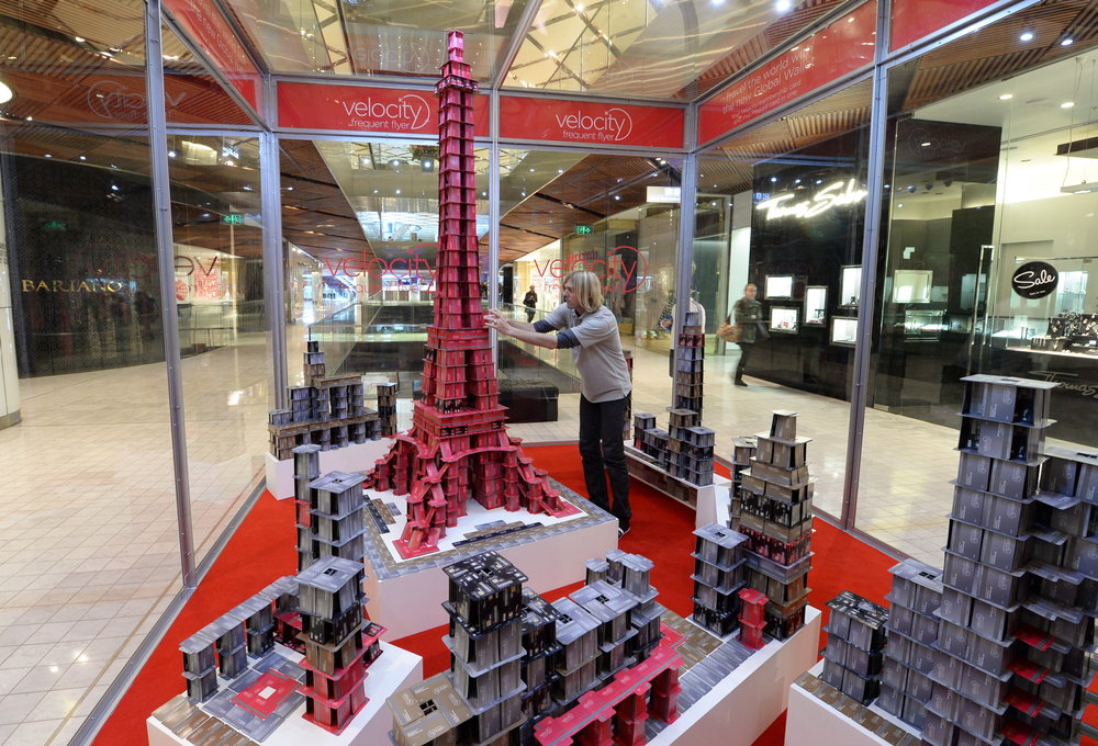 10 Miniatur bangunan dari kartu remi ini dibuat tanpa lem, wow!