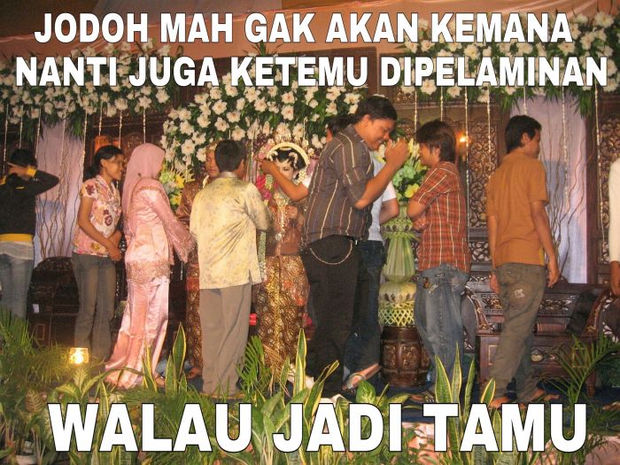 20 Meme lucu kalau datang ke pernikahan mantan, bikin auto baper