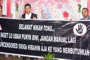 12 Spanduk lucu untuk pernikahan teman ini bikin tepuk jidat