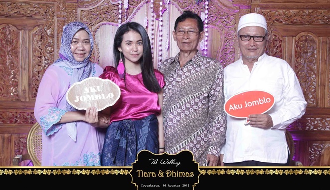 12 Spanduk lucu untuk pernikahan teman ini bikin tepuk jidat