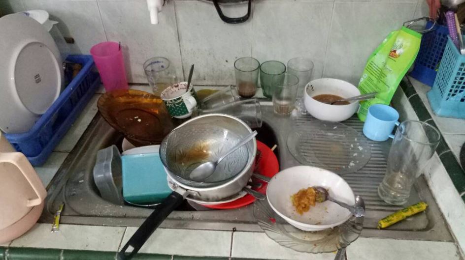 10 Potret peralatan makan kotor menumpuk di dapur, bikin jijik