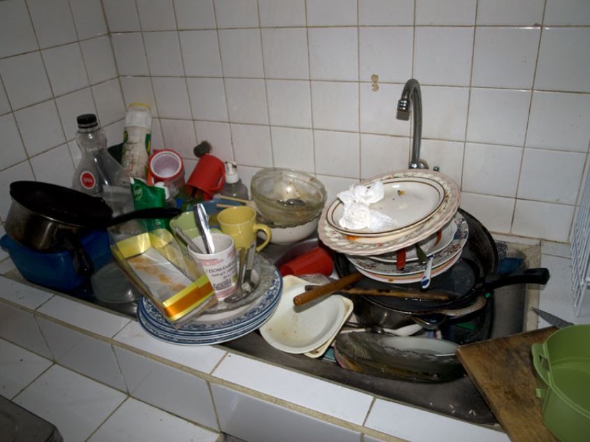 10 Potret peralatan makan kotor menumpuk di dapur, bikin jijik