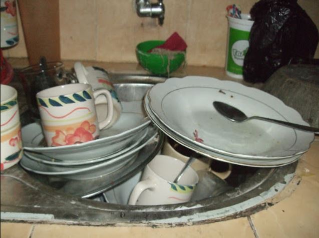 10 Potret peralatan makan kotor menumpuk di dapur, bikin jijik
