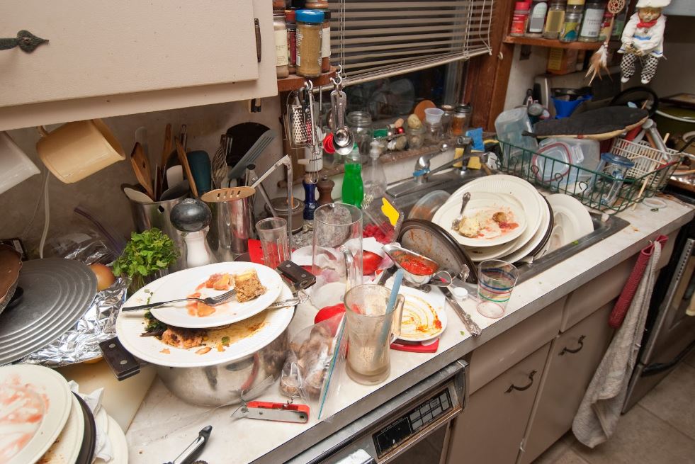 10 Potret peralatan makan kotor menumpuk di dapur bikin jijik