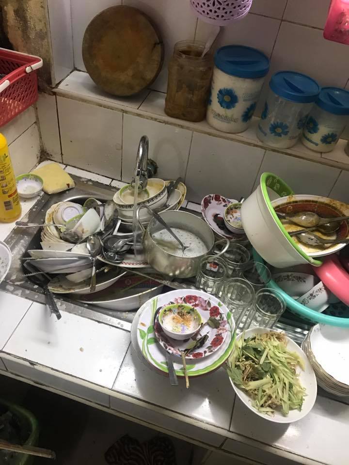 10 Potret peralatan makan kotor  menumpuk di dapur bikin jijik