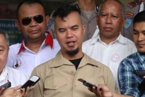 6 Kaus nyeleneh Ahmad Dhani, terbaru dipakai saat sidang