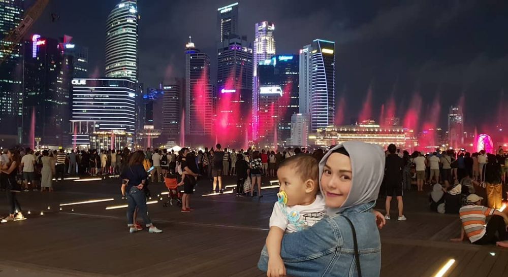 12 Pesona Metha Yunatria, istri Uki Noah yang mantap berhijab