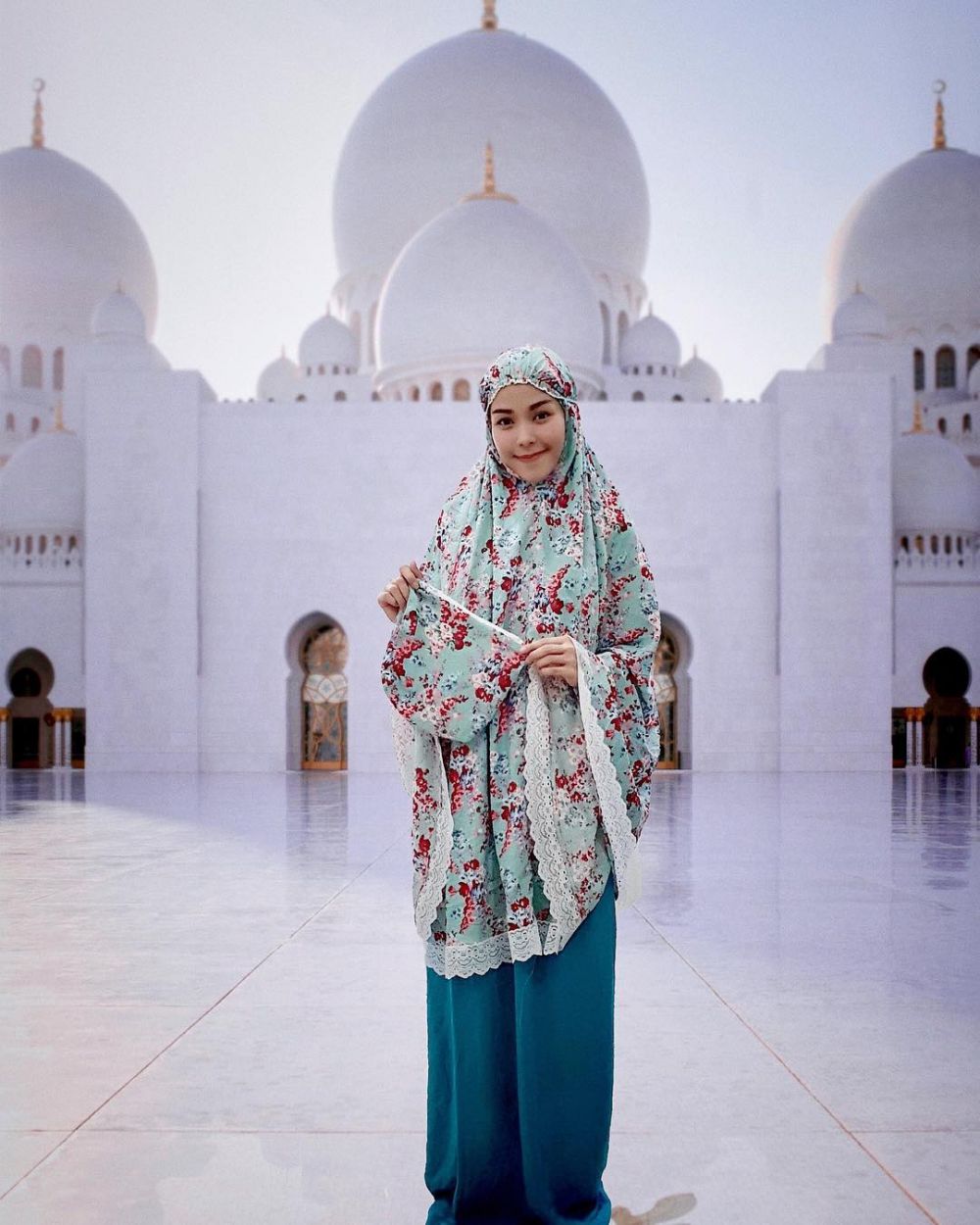 12 Pesona Metha Yunatria, istri Uki Noah yang mantap berhijab